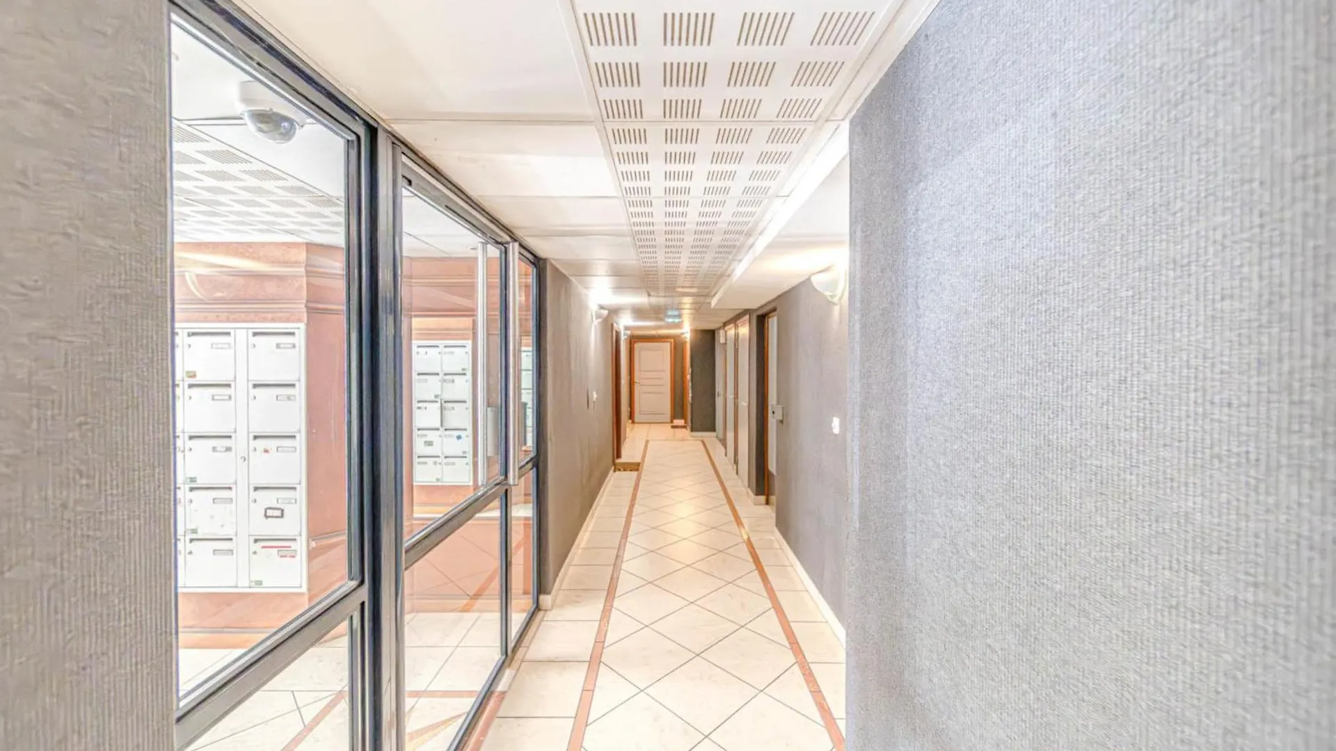 Large Bright Apartment With Balcony Villeurbanne Francia