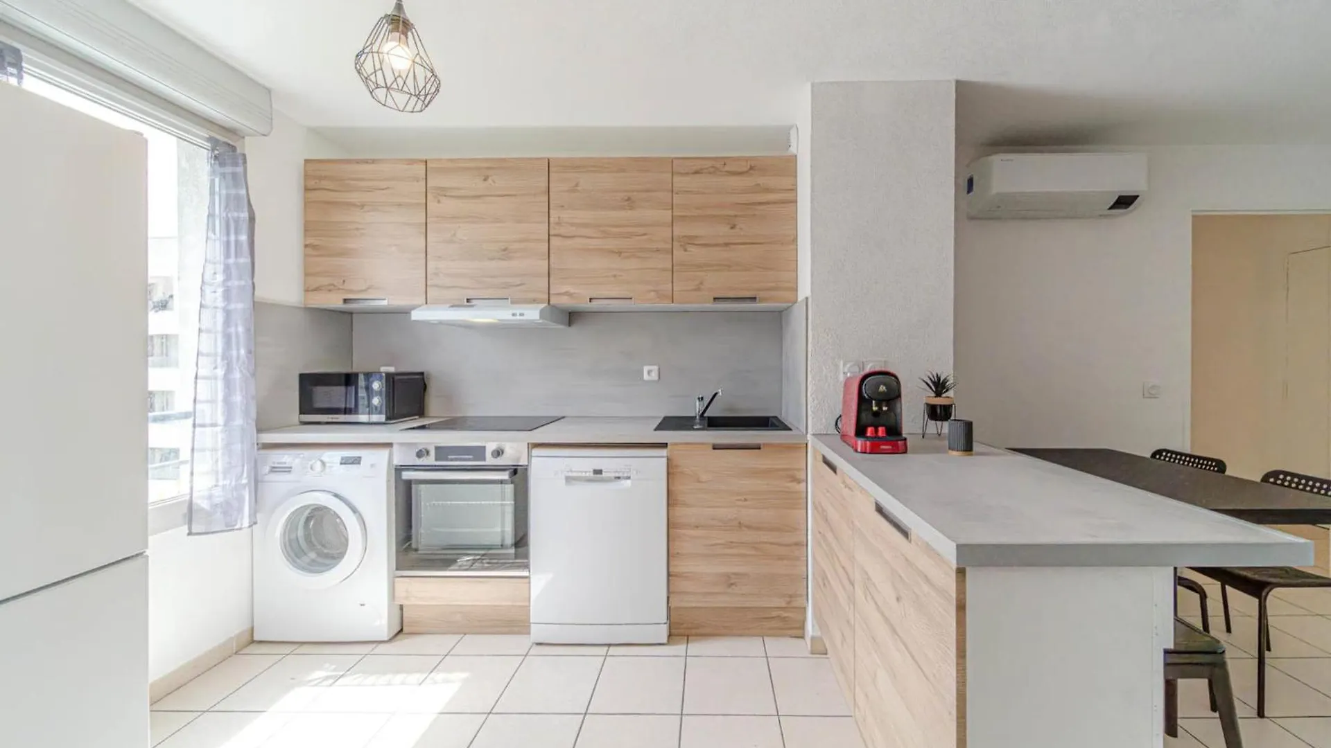 Large Bright Apartment With Balcony Villeurbanne