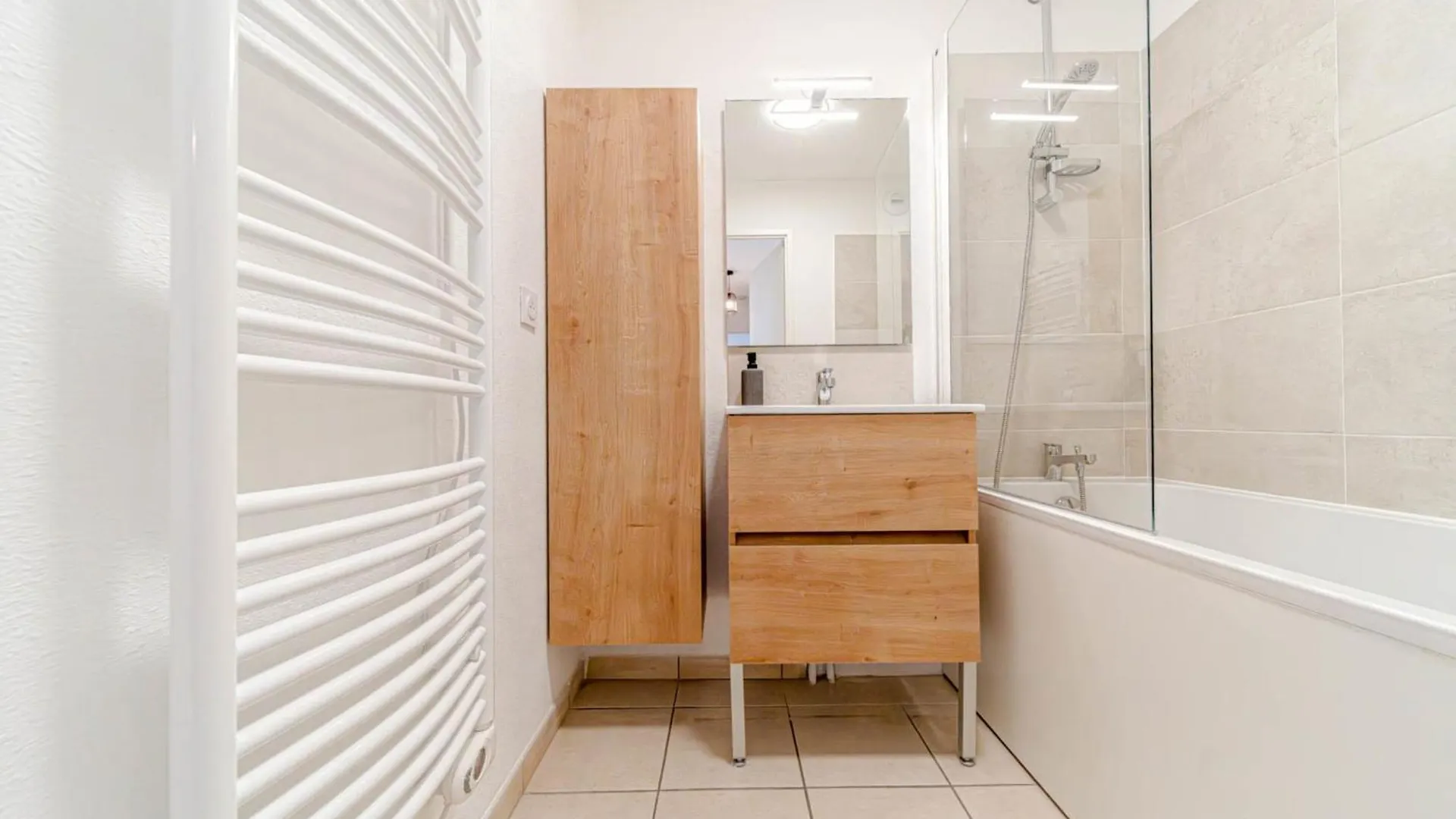 Large Bright Apartment With Balcony Villeurbanne